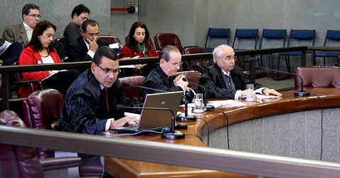 A partir da esquerda: O Conselheiro Substituto Licurgo Mourão, o Conselheiro Substituto Hamilton Coelho e o Conselheiro Mauri Torres integraram a Segunda Câmara na sessão do dia 25/6/2015 (Foto: Karina Camargos Coutinho)